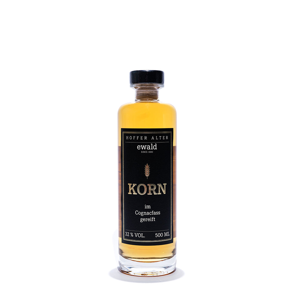 Hoffer Alter - EWALD - Korn im Cognacfass gelagert 32% - 500 ml - Flasche EWALD Korn mit 32% Vol., goldgelber Inhalt, schwarzes Etikett mit goldener Schrift, 500 ml.