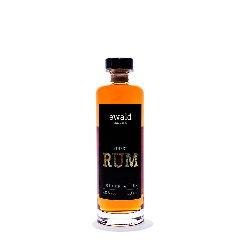 Hoffer Alter - EWALD - Rum 40% - 500 ml - Ewald Rum 40% Vol. in 500 ml Glasflasche mit schwarzem Etikett und goldener Schrift.