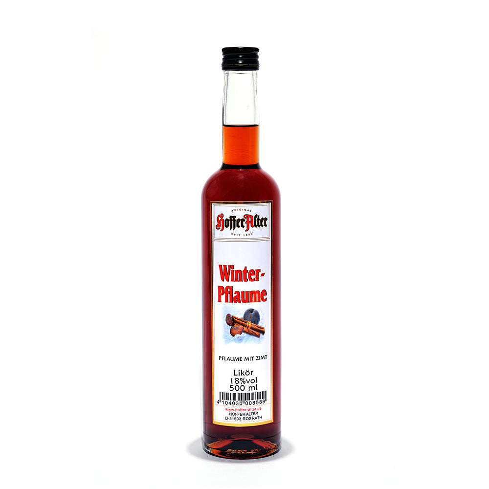 Hoffer Alter - Pflaume Winter-Edition 18% - 500 ml - Hohe schlanke Flasche mit dunklem Pflaumenlikör und Winter-Pflaumen-Etikett.