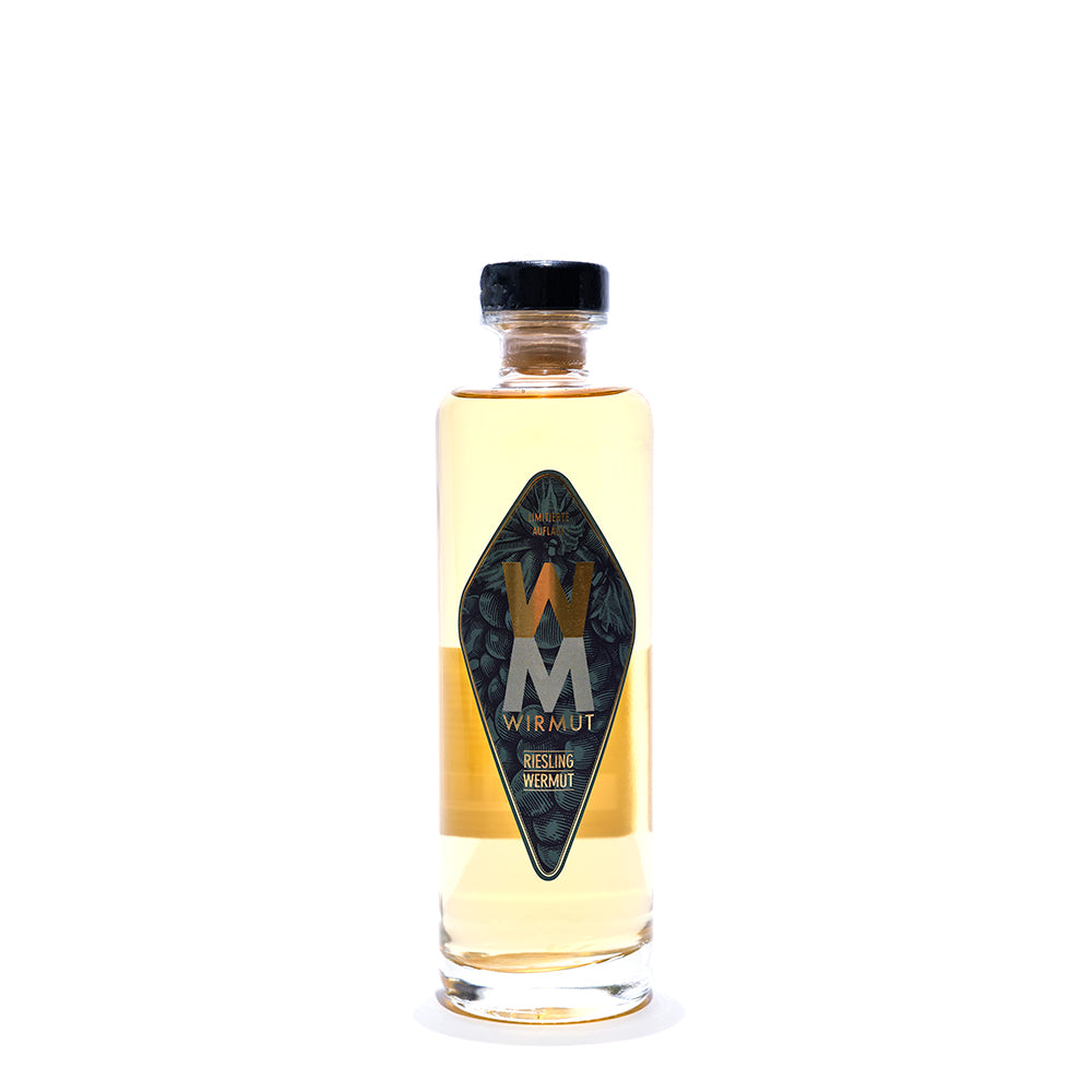 Hoffer Alter - WIRMUT 18% - 500 ml - Flasche Wermut mit hellem gelblich-orangefarbenem Inhalt und schwarz-goldenem Etikett.